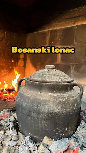 🔥BOSANSKI LONAC🔥 Spremljen na tradicionalan način u zemljanom loncu iz Zlakuse! Čuvena @grncarija_bracasunjevaric koja se bavi proizvodnjom već 3 veka! Posudje koje trpi i do 800 stepeni bez pucanja Lonac možeš poručiti na www.bracasunjevaric.com ili na 381 63 7859 176 📥 📌Sastojci (za 8 ljudi)📌 -Zemljani lonac 10-12L -Junetina 3kg -Ulje 200ml -Krompir 7-8kom -Luk 5kom -Šargarepa 4kom -Praziluk 1 kom -Beli luk 6 čena -Suva paprika 1-2 kom -Paradajz 1kom -Kupus kiseli ili svež 1 glavica -Voda
