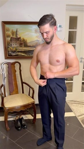 How a Navy Suit Should Be Worn