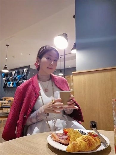 London travel in UK 🇬🇧 breakfast time Kim J