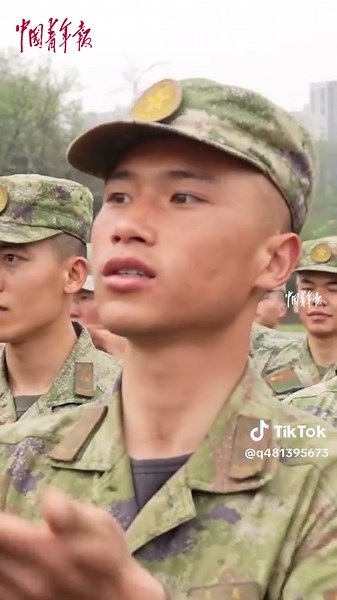 嘴角压不住了！军车驾驶员培训，教练员为学兵进行示范演示，让“新手”们眼前一亮。#追星就追人民子弟兵 #上推薦通知我