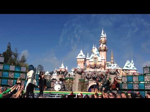 Demi Lovato - Let It Go - Full Disney Parks Christmas Day Performance 2013