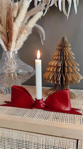 Benedicte H. Nernes | ɪɴᴛᴇʀɪøʀ ᴏɢ ʟɪᴠssᴛɪʟ | ᴅɪʏ ᴏɢ ʜᴀᴄᴋs on Instagram: "DIY 🎀LYSESTAKE🎀 Min forkjærlighet for sløyfer startet så smått i forfjor, i år er det gått over styr😂😂. Men det går fint! For sløyfer er så utrolig dekorativt og festlig😍. Og jeg vet ikke med dere, men denne rødfargen her går rett i julehjerter mitt altså - WOW den er fin🥹. Staken laget jeg i deler, som du kan se, og så limte jeg den sammen ved å lage en paste av leire og vann, jeg brukte ungen sin play doh kniv og de