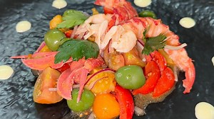 144K views · 1.9K reactions | Astice alla Catalana a modo nostro Ingredienti per 2 persone 2 astici da 5-600 g 130 g di pomodorini gialli 130 g di pomodorini rossi 130 g di pomodorini verdi/neri 1 cipolla rossa media 10-15 olive Salsa aioli (Facoltativa) Sale q.b. Olio evo q.b. 1 limone | Carlo Gaiano | Facebook