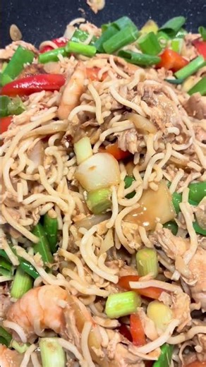 15-Minute Chicken, Prawn & Egg Noodles | Better Than Takeout 🍜