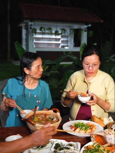Bữa nay bầu thèm hải sản vậy là có mâm này, mọi người cùng vô nấu với Út nghen. #MAGGI #DauHaoCaoCapMaggiBaoNgu Bài đăng được tài trợ bởi Nestlé Việt Nam