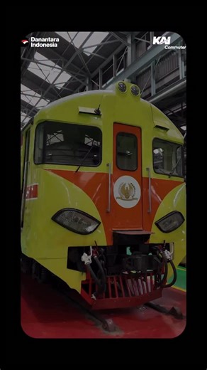 Tahukah #RekanCommuters? Jauh sebelum teknologi modern, Kereta Penolong (NR – NoodHulp Rijtuig) sudah menjadi garda terdepan penanganan keadaan darurat perkeretaapian sejak era kolonial Belanda sekitar tahun 1870-an. Kereta ini dirancang sebagai bengkel berjalan, karena membawa peralatan berat, kru teknis, hingga menjadi sarana evakuasi saat terjadi Peristiwa Luar Biasa Hebat (PLH). Tujuannya satu yaitu mempercepat pemulihan jalur agar perjalanan kereta bisa kembali aman dan lancar. Dari masa ke