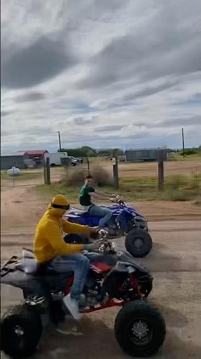 Yfz450r vs yfz450r who won this race? Blue quad or the grey and red quad?#yamaha #yfz450r
