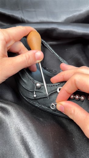 ERROR CLOTHES ✨ on Instagram: "⛓️‍💥🖤 CUSTOM SUR DES TALONS 🖤⛓️‍💥 . ALORS VOUS AIMEZ CE NOUVEAU LOOK ? . J’ai acheté cette paire 10€ sur @vinted , je lui ai donné un nouveau look unique 🥰 qu’est-ce qu’on aime l’upcycling . Vous avez été nombreux(se) à réagir lors de sa premier apparition dans mes story 🥹 j’avoue que j’ai mis du temps à la finir et à tout peaufiner . N’oubliez pas de liker , commenter, partager et vous abonnez surtout si vous désirez avoir d’autre custom sortie de ma petite