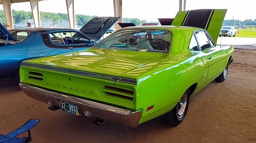 Restored 1970 Plymouth Road Runner Looks Stunning in Limelight Green