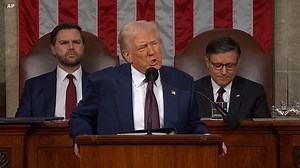 TASKAR VOA: Jawabin shugaban Amurka Donald Trump da ya gabatar a zauren majalisar dokokin kasar ya tabo abubuwa da suka hada da tattalin arziki, rage ma’aikata, shige da fice da rashin zaman lafiya a wasu kasashen duniya. | VOA Hausa