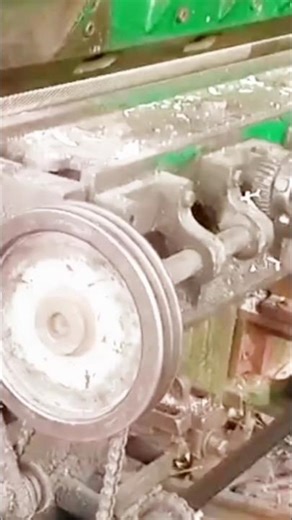 “Split Machine Cutting – Gloves Making Process 🧤”