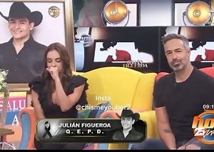 🚨😅 ¡#Chabelo revive en pleno programa #Hoy! El espíritu del ícono mexicano sorprende a los conductores durante transmisión en vivo. Durante la transmisión del programa Hoy, en medio de una cobertura sobre el fallecimiento del hijo de Maribel Guardia y Joan Sebastian, Julián Figueroa, la conductora Tania Rincón habló con un tono de voz muy parecido al del difunto Xavier López 'Chabelo', provocando risas contenidas entre los presentadores y generando comentarios irónicos en redes sociales sobre 