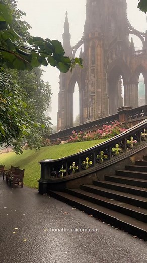 Some cities just feel like home before you even arrive. That’s the magic of Edinburgh. Do you know that feeling? 🤔😍 Edinburgh travel tips and recommendations @rhona_the_unicorn #edinburgh #edinburgh_scotland #photographer #photography #thisisedinburgh #scotlandisnow #photosofbritain #hiddenedinburgh #visitscotland #edinburghitinerary | Rhona The Unicorn Adventures