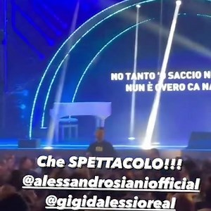 Alessandro Siani, nella sua celebre imitazione di Gigi D’Alessio, incontra… Gigi D’Alessio! Il cantante presente allo spettacolo ‘20 anni di “Fiesta” al Teatro Diana | La Bussola TV