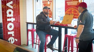 J’ai décidé de me gâter et de me rendre chez Pizza Salvatoré pour tester quelques sortes de pizza. Êtes-vous plus du type classique toute garnie ou plus funky? 😋🍕💯 #pub #pizzasalvatore | Hugo Girard