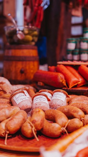 Unsere hausgemachte, frisch geräucherte Leberwurst – mit besten Zutaten und nach tradtionellem Rezept gefertigt. 👌🏼 Unser Genuss-Tipp: Am besten schmeckt sie auf einer Scheibe unseres leckeren Sauerteigbrots. 🍞🤩 #schinken #handwerk #delikatesse #malente #tradition #holstein | Schinkenräucherei Petersen