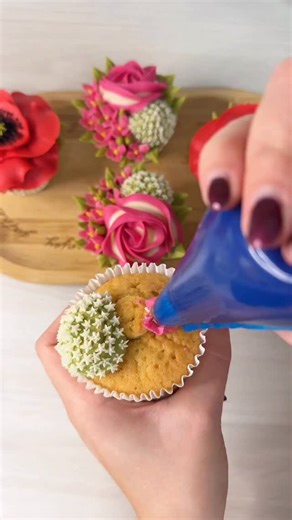 Happy Sunday 🌸 hope you enjoyed that extra hour in bed (apart from those with kids 😂 we didn’t get that extra hour do we!) . . . . . #cupcakes #cupcakeday #cupcakedaily #cupcakeaesthetic #foodart #homemade #bakingtutorial #dessertdecor #cupcakedecoration #buttercreamflowers #cupcakedecoratingvideo #pipingflowers #luxurycakes #cupcakebouquet #birthdaycake #homebaker #yummy #instabake #lovetobake #GBBO #floralcupcakes #floraldesign | Bakes in Bloom
