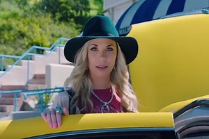 Sandra Lynn Captures Perfect Summer Love in 'Hey California'