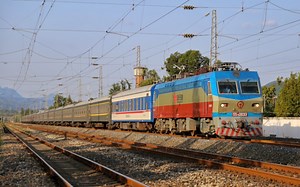 【本命车 原色25K轨检】加挂WX25K 998946的T7次通过宝成铁路厚坝站