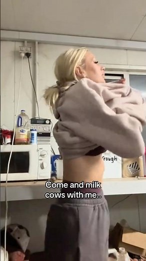MORNING ON THE FARM | FARMING GIRL ROUTINE #farmlife #tractor #shorts #withme #agriculture