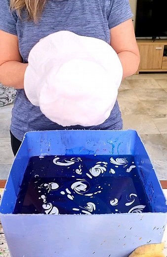 I adore these colours. Water Marbling fabric is something anyone can do once they've mastered the basics of Marbling. This isn't hydrographic paper/spray paint or nail varnish dipping. This is so much more flexible 😉 and based on the beautiful artform of Ebru, which has existed for centuries 💖 | Raynbow Crow Studios