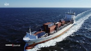Unterwegs mit dem Frachtschiff auf der Elbe. Kapitän Ingo Drewes ist mit dem Containerschiff "Henneke Rambow" auf dem Weg nach Hamburg. Er darf ohne Lotsen einfahren. | NDR Hamburg