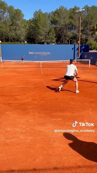 How Alizé Cornet Mastered Rally Strategies on Clay