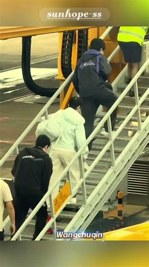 看着好心疼，哥哥上楼梯都有点费劲啦，好好休息~#王楚钦 #孙颖莎 #乒乓球 #国球乒乓 #tabletennis #pingpong