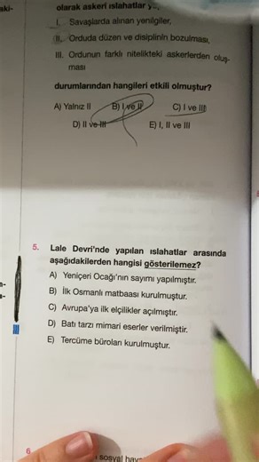 Biraz Tarih Biraz Şeyy on Instagram: "Lale Devri (1718–1730), III. Ahmed döneminde, Pasarofça Antlaşması’ndan sonra başlayan görece barış yıllarıdır. Bu dönemde Osmanlı, savaştan çok eğlenceye, sanata ve ıslahata yönelmiştir. 🌷Avrupa ilk kez ciddi biçimde örnek alınmış; matbaanın kurulması, elçiliklerin açılması, mimaride köşk ve bahçelerin öne çıkması bu dönemin simgeleridir. 🌷Ama aşırı lüks ve israf halkı rahatsız edince, dönem Patrona Halil İsyanı ile sona ermiştir. #laledevri #osmanlıdevle