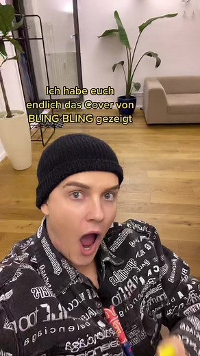 BLING BLING Cover: Erstaunlich schönes Outfit enthüllt!