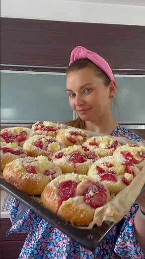 Drożdżówki z budyniem i truskawkami ♥️