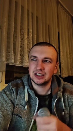 Vuelo sin brújula en un cielo de asfalto gris. 🏙️🦅