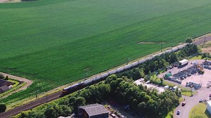 😳 Did you know rail freight plays a big part in reducing congestion and carbon emissions? 🛤🚆 Each freight train takes about 76 lorries off Britain's roads: 🚛🛣❌ ➡️ https://www.networkrail.co.uk/industry-and-commercial/rail-freight/ #FreightFriday | Network Rail