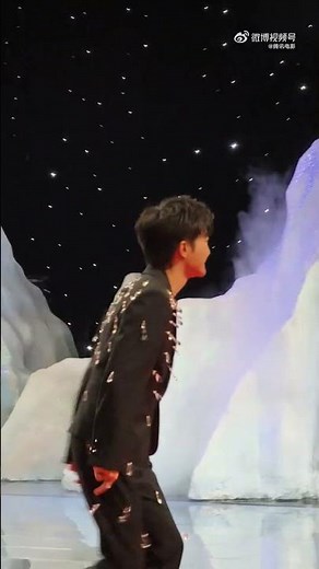 20250104 周深 Charlie Zhou Shen 星光大赏红毯跑过了红毯的名场面