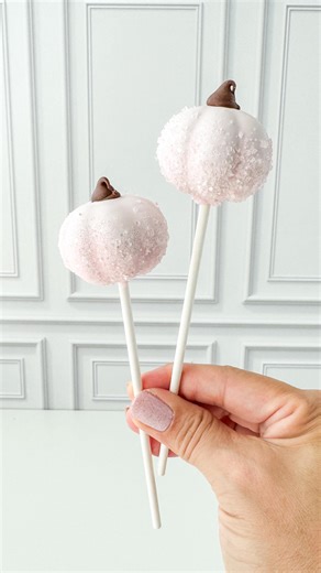 A sweet way to celebrate National Pumpkin Day 🎀🎃 These blush pumpkin pops are giving cozy, cute, and totally fall ✨ Shaped using our Pumpkin mold and a sprinkle of sparkle! Save this idea for your next treat table! 🛍️: www.mylittlecakepopmolds.com All weekend orders ship out on Monday! #fallbakingideas #cakepopideas #pumpkinlove #mylittlecakepop #cakepops #mylittlecakepopmolds #baking #halloween #nationalpumpkinday | My Little Cakepop
