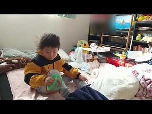 Eテレおはなしのくに童話ごんぎつね(朗読俳優：青木崇高)を輪っか遊びしながら聴く5歳児男の子（-自閉性スペクトラム症）ごんの兵十のうなぎの悪戯のところ。お話の国ごん狐と兵十の名作一人芝居