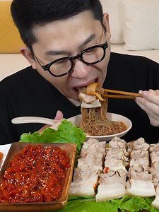 This combo is seriously next level 🤤🔥 Juicy boiled pork belly, spicy fermented kimchi, and salty squid for the perfect bite every time. The textures sounds = pure satisfaction. Would you try this combo? 👇 🎧 Turn volume UP for full ASMR experience 🍖 Tag someone who LOVES pork belly 🌶️ Team Spicy or No Spice? | Mukbang Show