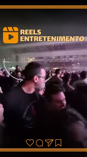 Portal Informe Amazonas on Instagram: "Durante um show eletrizante do System of a Down, Sofia Olivia Rosa registrou a cena que ninguém esperava: seu marido, Rafael Augusto, levado pela energia da música e pela vibração do público, entrou de surpresa em uma roda punk. O vídeo mostra a empolgação coletiva e como o clima intenso do espetáculo transforma até os mais “comportados” em protagonistas da noite. 👉 Você teria coragem de entrar numa roda punk assim, do nada, ou só assistiria de longe? 🤘🎶