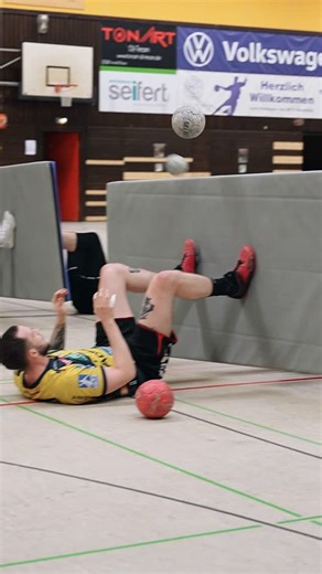 Coach M. K. on Instagram: "Erwärmung-Koordination-Kraft mit einer kleinen blauen Matte 😃 #handballtraining #handball #handboll #handballworld #håndball"