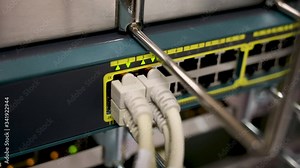 Netzwerk Switch verbunden mit Netzwerkkabel RJ45 Patchkabel und Glasfaserkabel in einem Rechenzentrum