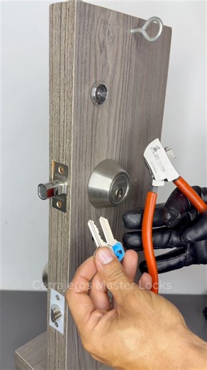 This is how they duplicate your keys with the manual key cutter machine 🔑🐉🔥……Asi duplican tus llaves con la maquina manual key cutter 🔑🔥🐉…. #lifestyle #key #work #ideas #diy | Cerrajeros Master Locks