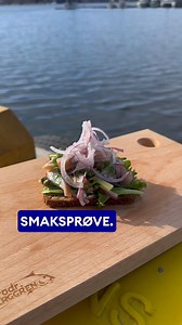 Vi lager silderetter med sild av høy kvalitet, speket på tradisjonelt vis. Vi har over 10 slag i disken hver dag. Sild er perfekt til både hverdag og fest! 🐟✨ Hva er din favoritt? 🤩 #EkteSmak #BrødreneBerggren #Sild | Brødrene Berggren