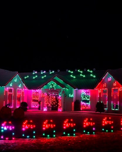 This is one of the best halloween lighting shows ever 💡🏠 | UNILAD Tech