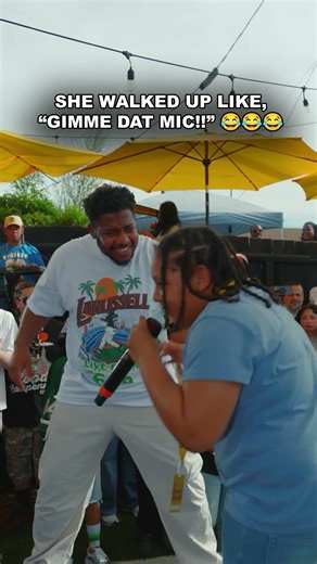 GIMME DAT MIC!!!! 😂😂😂