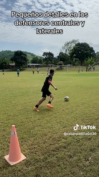 Entrenamiento de fútbol: Control y pase en dos toques