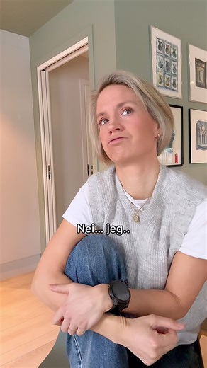 Det er forskjell på å spørre: «Hvordan har du det?» og «Hvordan har du det i dag?» Intensjonen er den samme, det er omsorg❤️ men rammene er ulike. Når du står i en IVF prosess er situasjonen ofte krevende over tid. Hvis noen da spør: «Hvordan har du det?» kan det føles som om man må svare på hele livssituasjonen. Og det generell svaret er ofte: Da går det kanskje ikke så bra. Men hvis du spør: «Hvordan har du det i dag?» Blir spørsmålet mer konkret. Mer håndterbart og ærlig. Det blir ofte letter