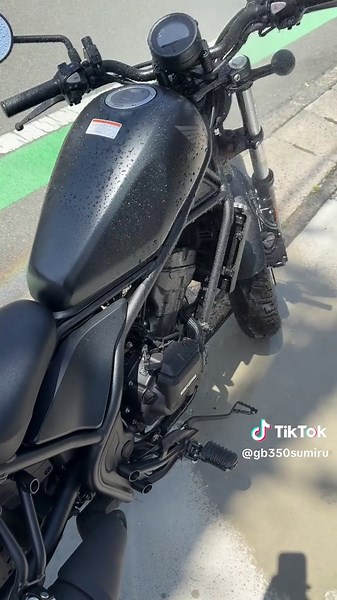 レブルを初洗車しましたー！ いまだに正解がわからない笑 どこまで、水かけていいのか タンクってコンパウンドしていいの？ 隙間の水は走って飛ばしていいの？ 諸先輩方教えてくださーい #rebel #バイク #洗車 #honda