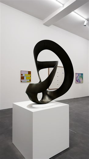 23 reactions | In Max Bills Skulptur «dreiteilige einheit» sind drei...