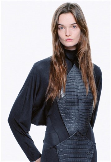 ALAÏA SUMMER FALL 26 SHOW BY PIETER MULIER A VIDEO EXPLORATION OF THE ALAÏA SILHOUETTE. FORM, MOVEMENT, AND CONSTRUCTION REVEALED IN MOTION. VIDEO BY SHAYNE LAVERDIERE ORIGINAL MUSIC BY GUSTAVE RUDMAN #ALAIA