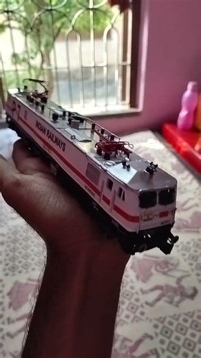 WAP-7 LOCOMOTIVE HO SCALE DISPLAY MODEL.